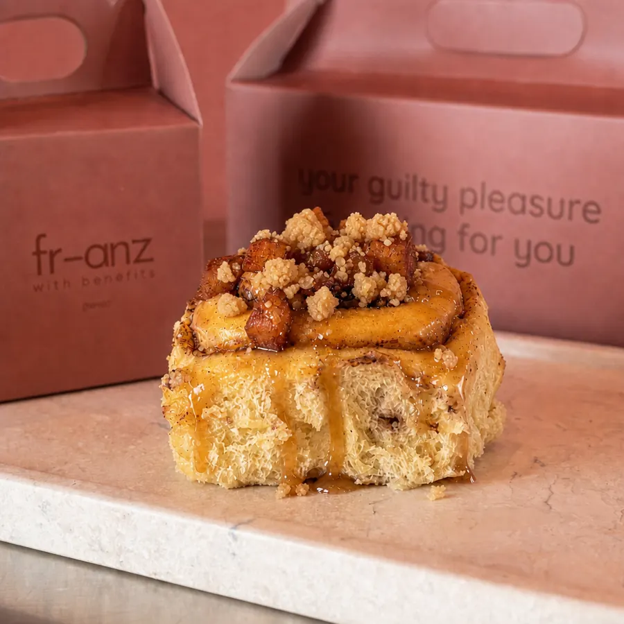 Apple crumble cinnamon roll