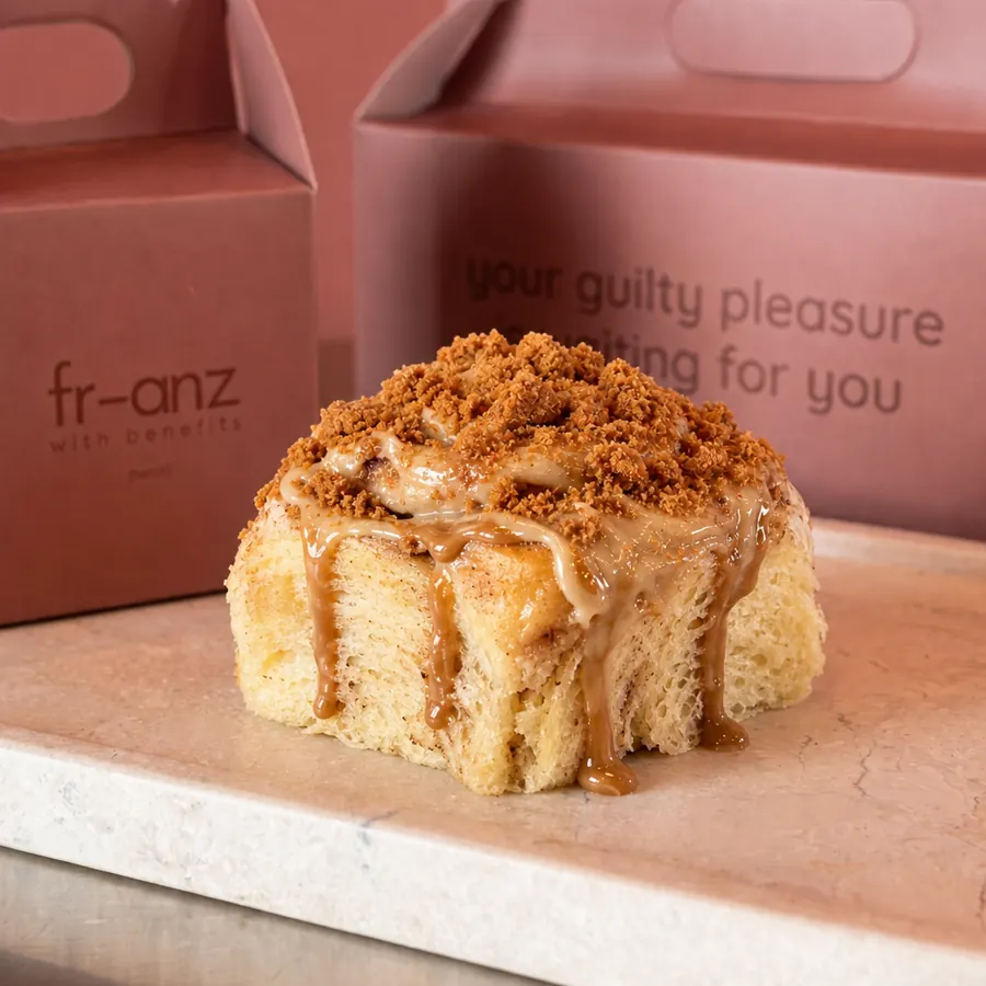 Biscoff cinnamon roll with biscuit crumble