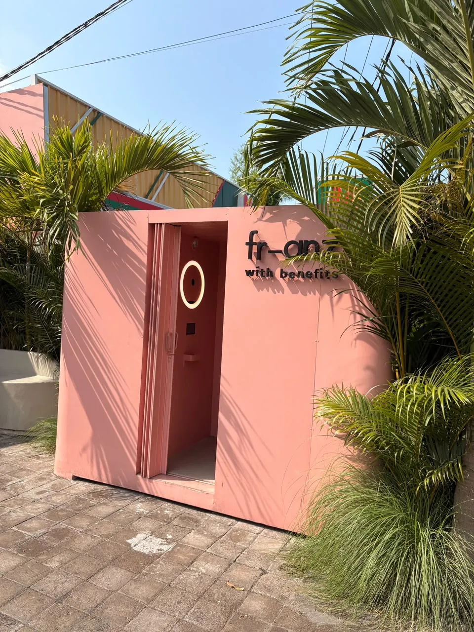 The dusty rose fr-anz photobooth outside the café