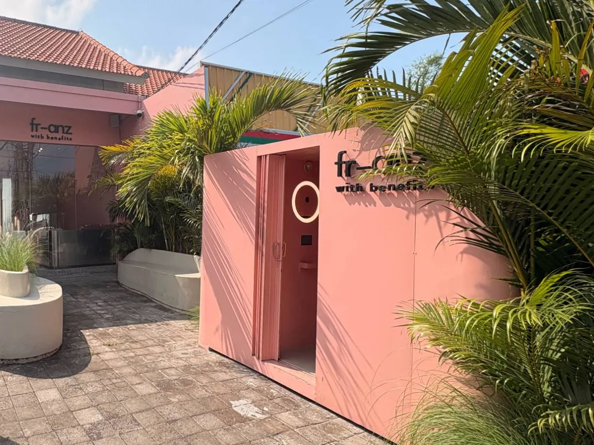 The dusty rose fr-anz front in Pererenan with the photobooth outside