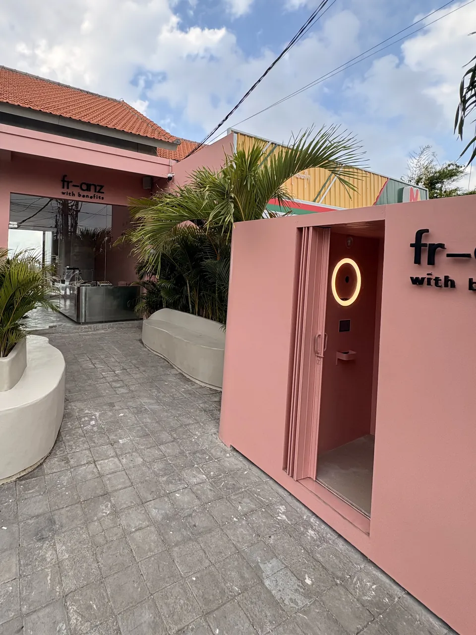 The dusty rose fr-anz shop in Pererenan with the photobooth and benches out front